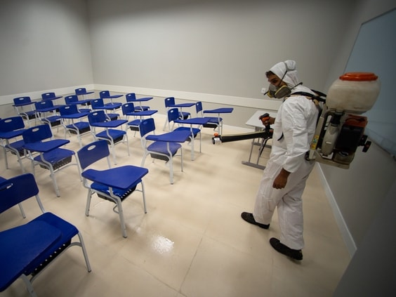 Một lớp học ở thủ đô Brasilia, Brazil được phun xịt khuẩn. Ảnh: GI
