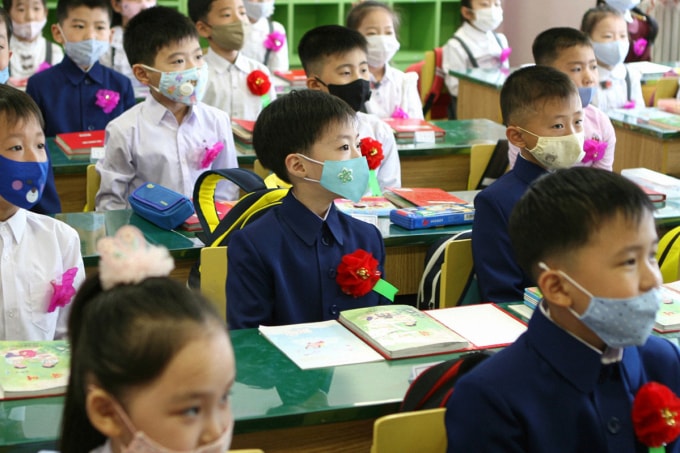 Các học sinh tiẻu học ở Bình Nhưỡng đeo khẩu trang khi lên lớp. Ảnh: Yonhap