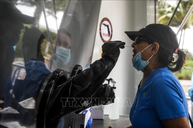 Nhân viên y tế lấy mẫu xét nghiệm COVID-19 cho người dân tại Miami Beach, bang Florida, Mỹ ngày 24/7. Ảnh: AFP-TTXVN.