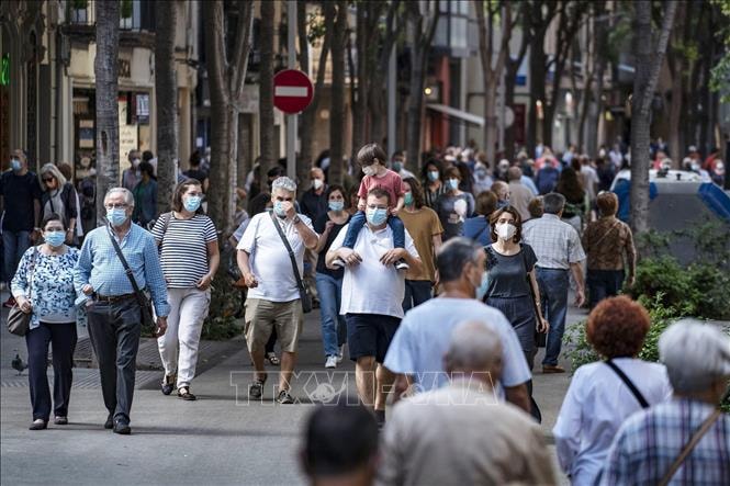 Người dân đeo khẩu trang phòng lây nhiễm COVID-19 tại Barcelona, Tây Ban Nha ngày 9/7/2020. Ảnh: THX/TTXVN.