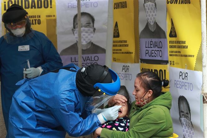 Nhân viên y tế lấy mẫu xét nghiệm COVID-19 cho người dân tại Mexico City ngày 26/8/2020. Ảnh: THX/TTXVN.