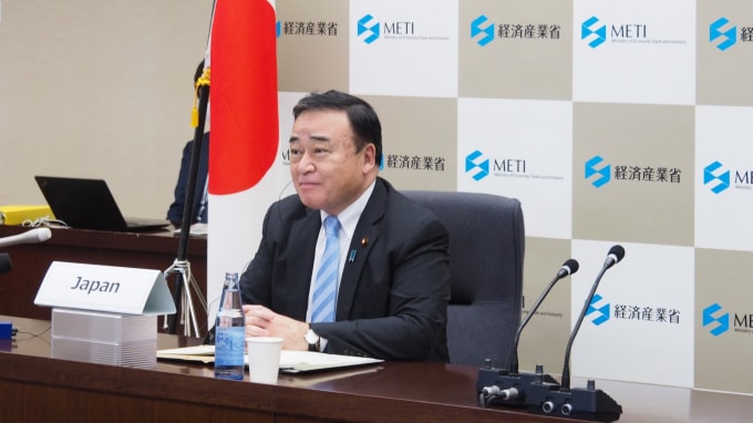 Bộ trưởng Bộ Kinh tế, Thương mại và Công nghiệp Nhật Bản Hiroshi Kajiyama tham gia các cuộc đàm phán ba bên trực tuyến vào ngày 1 tháng 9 - Ảnh: Kyodo
