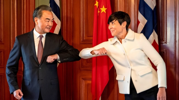 Bộ trưởng Ngoại giao Trung Quốc Vương Nghị (trái) và Bộ trưởng Ngoại giao Na Uy Ine Eriksen Soreide chào nhau bằng một cú thúc cùi chỏ ở Oslo vào ngày 27 tháng 8 - Ảnh: NTB Scanpix via Reuters