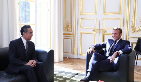 Bộ trưởng Ngoại giao Trung Quốc Vương Nghị gặp Tổng thống Pháp Emmanuel Macron hôm 28/8 - Ảnh: Xinhua