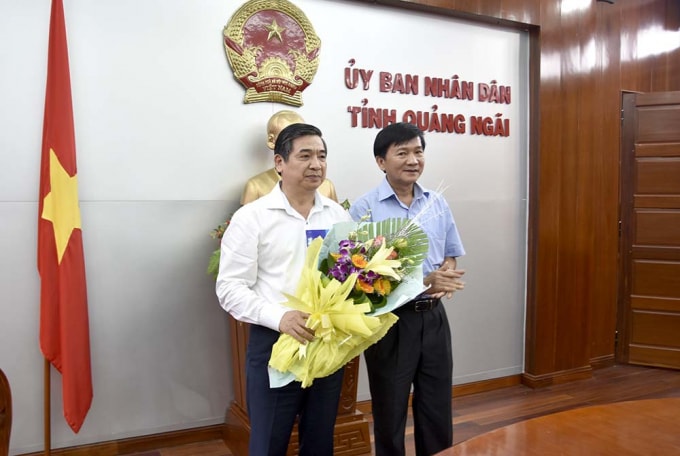 Tỉnh Quảng Ngãi trao Quyết định bổ nhiệm Trưởng Ban Quản lý KKT Dung Quất và các KCN Quảng Ngãi cho ông Nguyễn Minh Tài (áo trắng)