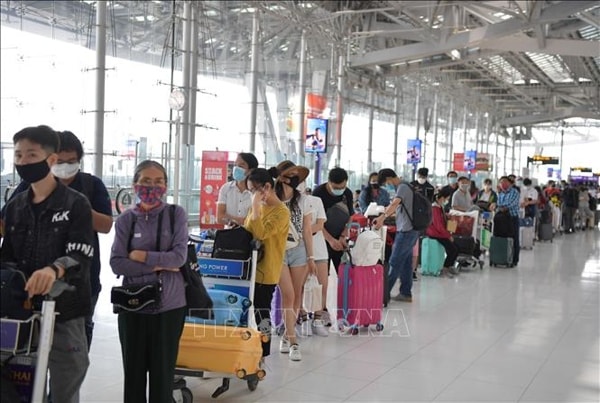 Các công dân được cán bộ Đại sứ quán Việt Nam trực tiếp hỗ trợ các thủ tục cần thiết tại sân bay. Ảnh: TTXVN