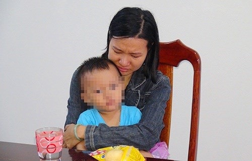 Sau khi lừa được hơn 72 tỷ đồng, nữ đầu nậu đã ôm con đến công an đầu thú. Ảnh: cơ quan công an