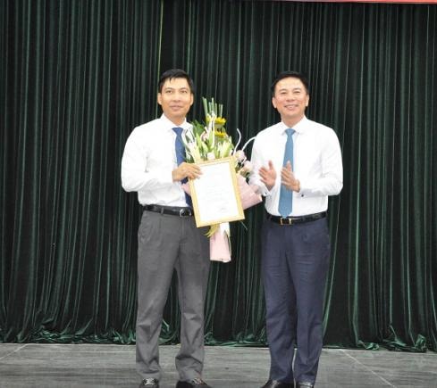 Ông Nguyễn Văn Biện (trái) nhận Quyết định chỉ định làm Bí thư Huyện ủy Thiệu Hóa từ Phó Bí thư Thường trực Tỉnh ủy Thanh Hóa Đỗ Trọng Hưng. Ảnh: BTH