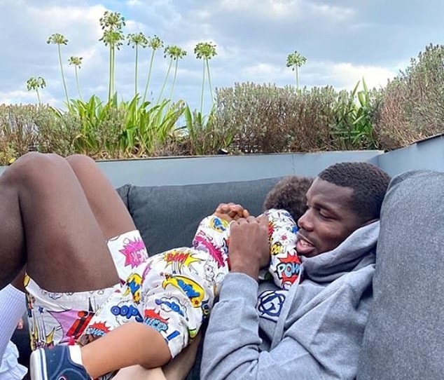 Tiền vệ 27 tuổi Pogba dành thời gian lớn cho con. Ảnh: internet.