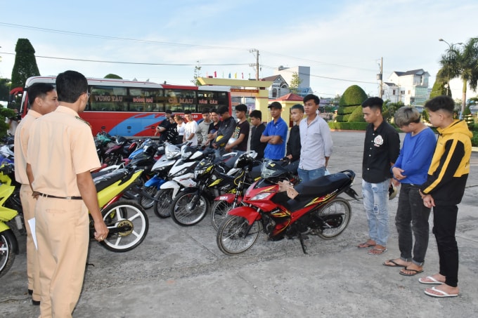 Nhóm thanh niên tụ tập đua xe trái phép. (Ảnh: Trọng Nguyễn)
