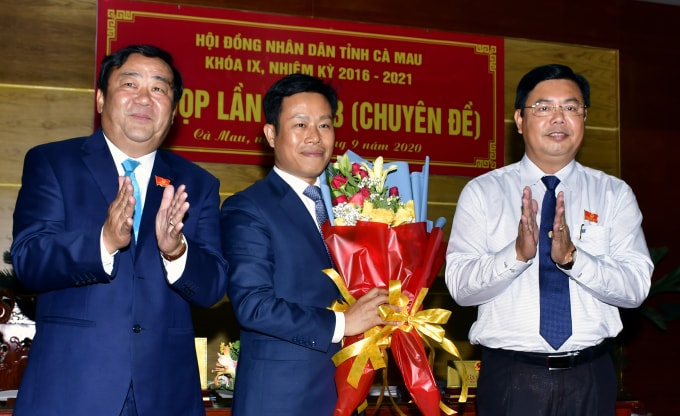 Ông Lê Quân (giữa) được bầu làm Chủ tịch UBND tỉnh Cà Mau.