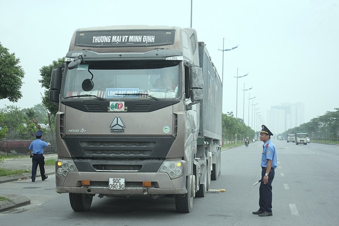 Thành phố Hà Nội sẽ đầu tư, lắp đặt hệ thống thiết bị cân kiểm soát tải trọng xe trên đường bộ tại 15 vị trí trọng điểm để xử lý nghiêm tình trạng xe quá tải. Ảnh minh họa