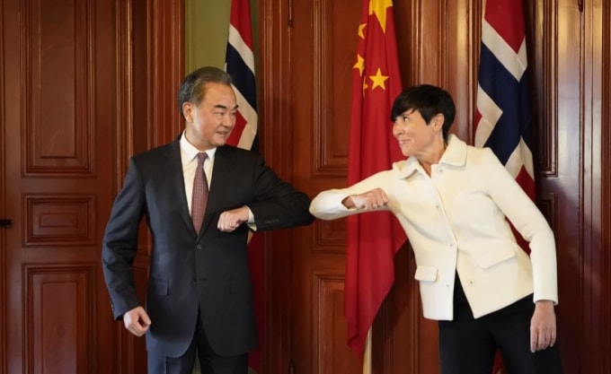 Bộ trưởng Ngoại giao Trung Quốc Vương Nghị chào người đồng cấp Na Uy Ine Eriksen Soreide bằng một cú va chạm khuỷu tay ở Oslo hôm thứ Năm, trong chuyến công du 5 nước châu Âu - Ảnh: Xinhua
