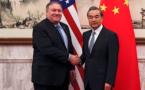 Ngoại trưởng Mike Pompeo (trái) và Ngoại trưởng Vương Nghị trong một cuộc gặp song phương - Ảnh: Tân Hoa Xã
