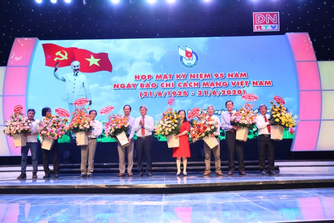 Phó bí thư Tỉnh ủy, Chủ tịch UBND tỉnh Cao Tiến Dũng tặng hoa chúc mừng các cơ quan báo chí