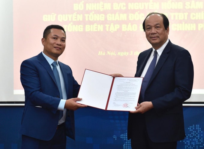 Bộ trưởng, Chủ nhiệm VPCP Mai Tiến Dũng trao quyết định tiếp nhận và bổ nhiệm ông Nguyễn Hồng Sâm giữ chức vụ quyền Tổng Giám đốc Cổng TTĐT Chính phủ kiêm Tổng Biên tập Báo điện tử Chính phủ. Ảnh: VGP/Nhật Bắc