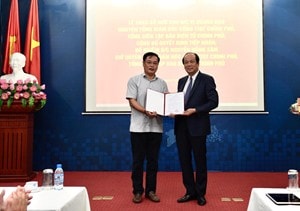 Bộ trưởng, Chủ nhiệm VPCP Mai Tiến Dũng trao sổ hưu cho ông Vi Quang Đạo, nguyên Tổng Giám đốc Cổng TTĐT Chính phủ. Ảnh: Nhật Bắc
