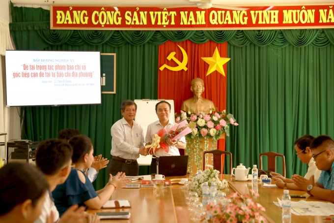 Nhà báo Tôn Hoàn tặng hoa cảm ơn TS. Trần Bá Dung đã bồi dưỡng nghiệp vụ cho báo chí Đống Nai