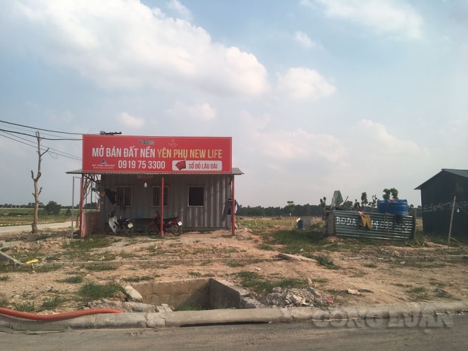 Mặc dù hạ tầng còn ngổn ngang, chưa có báo cáo đánh giá tác động môi trường nhưng dự án Khu nhà ở thôn Cầu Gạo - Yên Phụ New Life đã rầm rộ mở bán trái quy định của pháp luật.