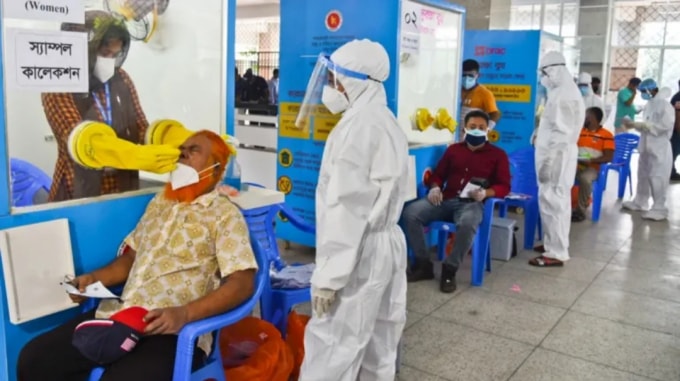 Các công nhân người nước ngoài Bangladesh lấy mẫu để kiểm tra COVID-19 tại một trung tâm cách ly tạm thời được lắp đặt ở Dhaka, Bangladesh, vào ngày 21 tháng 7. Ảnh: Getty Images