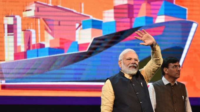 Thủ tướng Narendra Modi vẫy tay chào tại lễ kỷ niệm 150 năm thành lập Kolkata Port Trust vào ngày 12/1 ở Kolkata, Ấn Độ. Ảnh: Getty