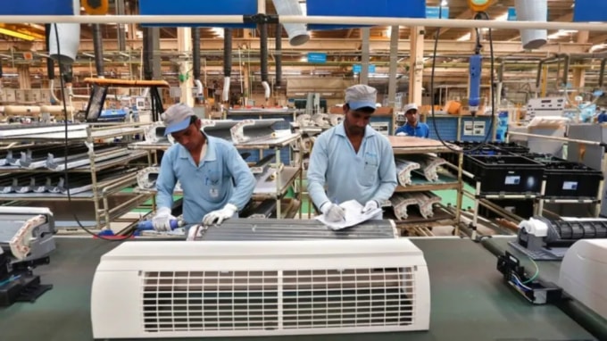 Công nhân lắp ráp máy điều hòa không khí cho Daikin Industries của Nhật Bản tại một nhà máy ở Neemrana, Ấn Độ. Ảnh: Reuters