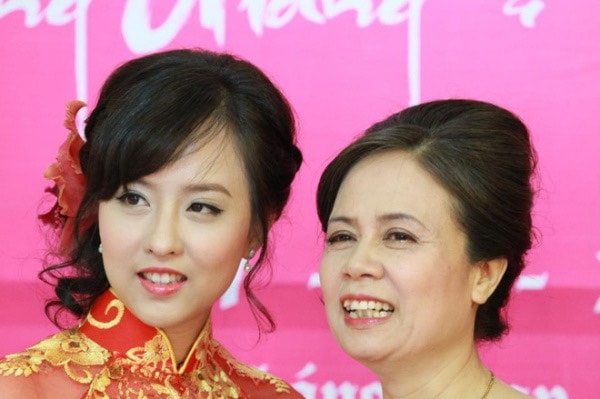 chị gái hương giang