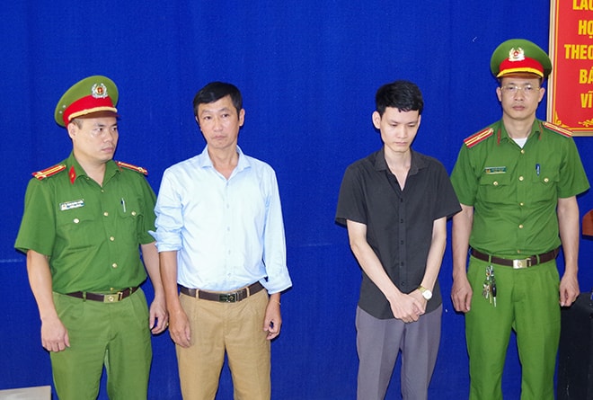 Bị can Nguyễn Trọng Hưng và Bạch Hồng Phương tại cơ quan Công an. (Ảnh CAHG)