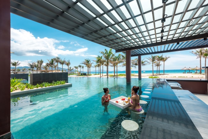 Quầy bar chìm tại bể bơi sát biển ở ALMA resort.
