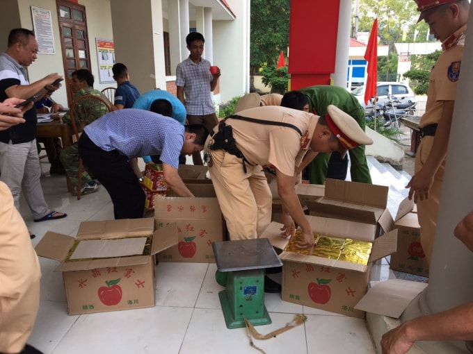 Công an huyện Yên Thế tiến hành kiểm tra tang vật bị thu giữ. Ảnh: CA Bắc Giang