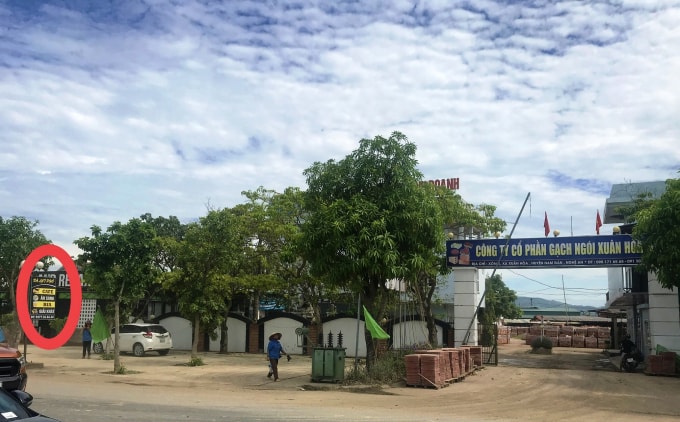 Treo biển ăn sáng, cà phê còn lấn chiếm hành lang an toàn giao thông (vị trí vòng đỏ)