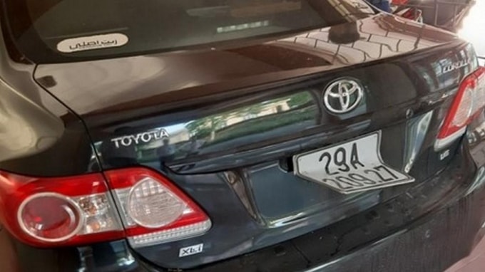 Chiếc xe bị bẻ cong biển số.