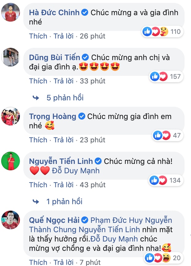 Các tuyển thủ Việt Nam thi nhau lần lượt chúc mừng Duy Mạnh lên chức bố. Ảnh: internet.