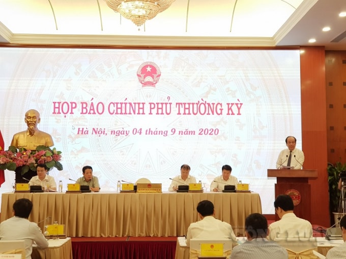 Bộ trưởng, Chủ nhiệm Văn phòng Chính phủ Mai Tiến Dũng chủ trì họp báo.