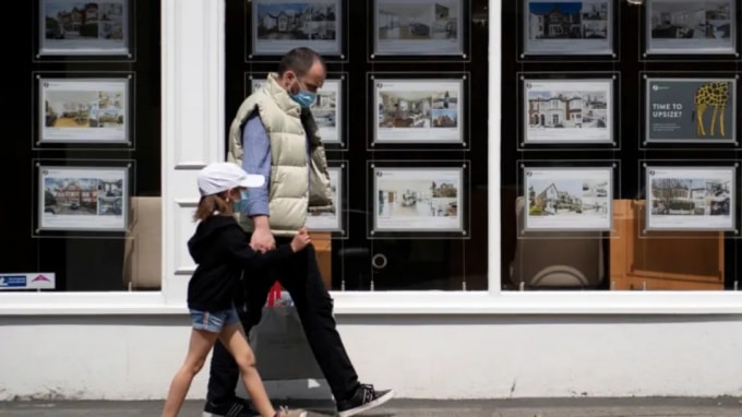Một văn phòng bất động sản ở London, Vương quốc Anh nói rằng những người mang hộ chiếu Quốc tịch Anh ở nước ngoài từ Hồng Kông sẽ có quyền ở lại đất nước này trong 5 năm và sau đó xin nhập quốc tịch. Ảnh: EPA / Jiji