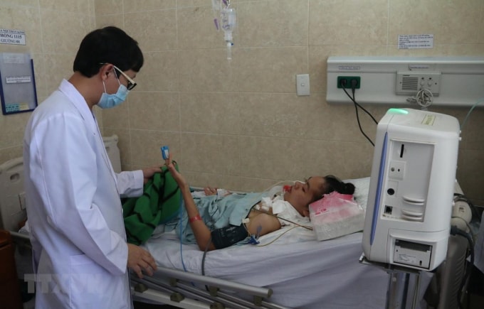 Bệnh nhân N.T.T lại rơi vào tình trạng hôn mê sâu, nguy hiểm tính mạng và tiếp tục điều trị tích cực tại bệnh viện dù trước đó được cai thở máy. Ảnh: TTXVN.