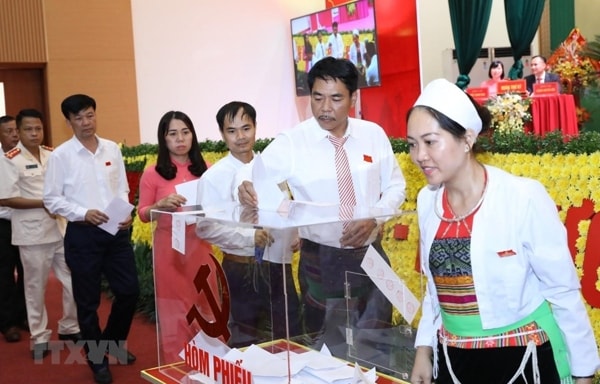 Các đại biểu bỏ phiếu bầu Ban Chấp hành Đảng bộ huyện Quốc Oai, (TP Hà Nội) nhiệm kỳ 2020-2025. Ảnh: TTXVN