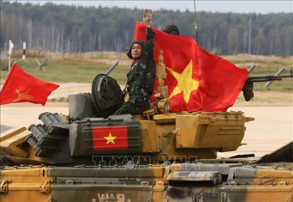 Kíp xe số 3 mang về chiến thắng và giành Huy chương vàng nội dung Xe tăng hành tiến tại Army Games 2020. Ảnh: TTXVN