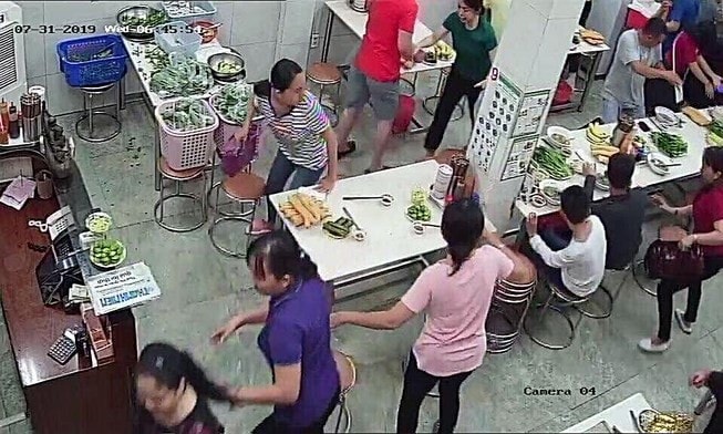 Thực khách trong quán phở Hòa hoảng loạn vì bị tạt mắm tôm. Ảnh: internet.