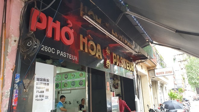 Các đối tượng đã tạt sơn vào biển hiệu của quán Phở Hòa. Ảnh: internet.