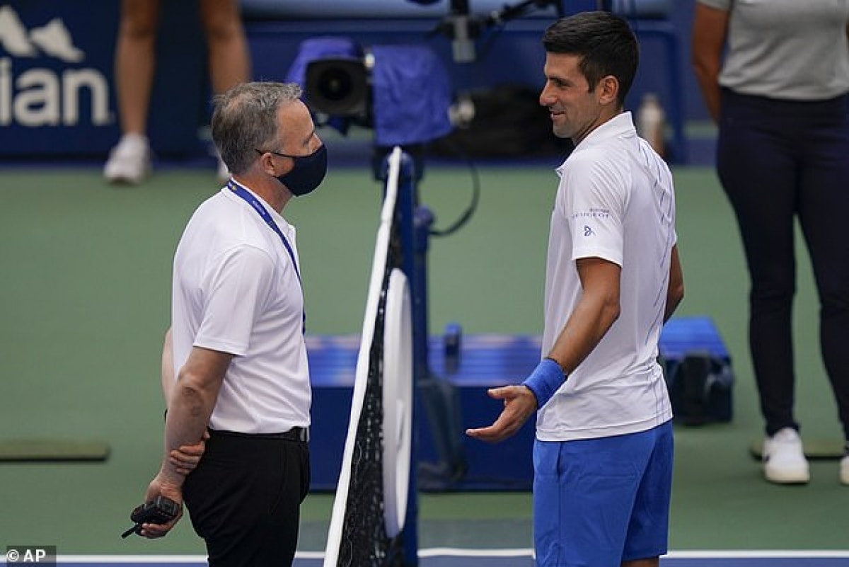 Tay vợt Djokovic đã mất khoảng 15 phút trao đổi với trọng tài chính và tổng trọng tài nhưng cuối cùng vẫn phải chấp nhận bị loại. Ảnh: internet.