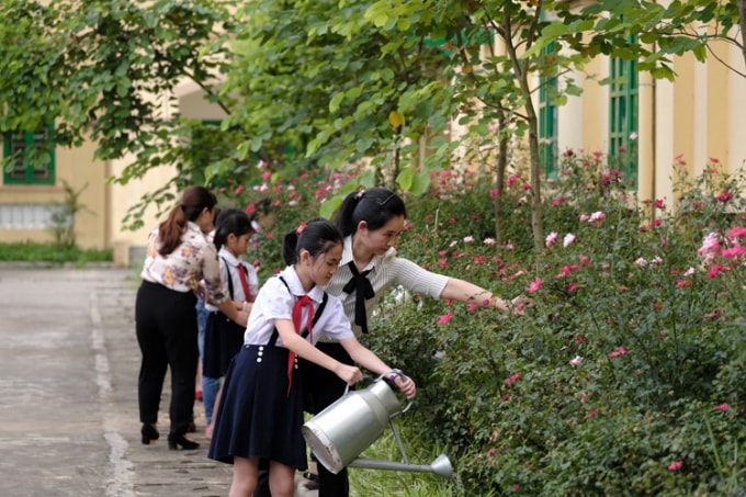 Các em học sinh chăm sóc vườn cây được “Quỹ 1 triệu cây xanh cho Việt Nam” trao tặng