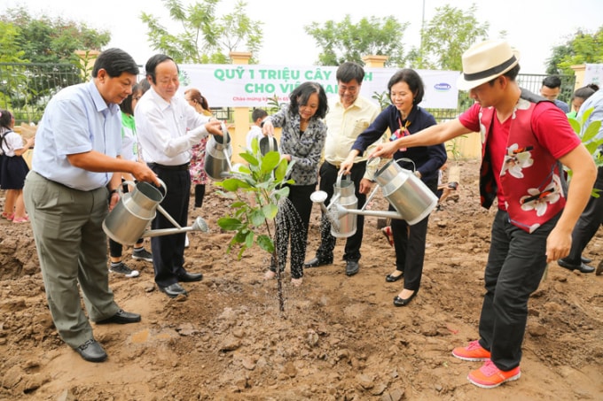 Đại biểu cùng “Quỹ 1 triệu cây xanh cho Việt Nam” trồng cây tại trường Tiểu học Tiên Dược B, Sóc Sơn, Hà Nội