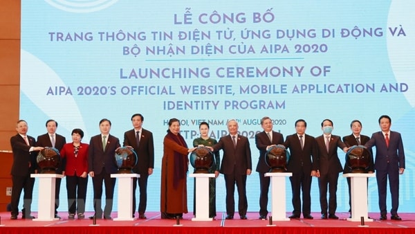 Chủ tịch Quốc hội Nguyễn Thị Kim Ngân và các đại biểu ấn nút công bố trang thông tin điện tử, ứng dụng di động và bộ nhận diện của AIPA 2020, ngày 13/8/2020