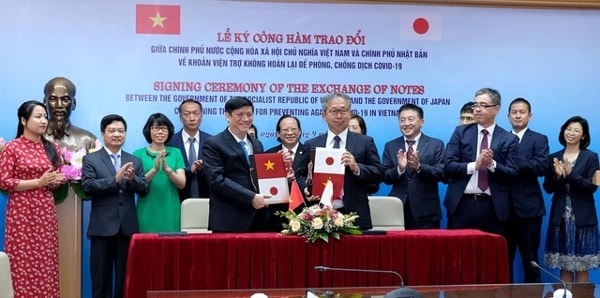 Giáo sư, Tiến sĩ Nguyễn Thanh Long, quyền Bộ trưởng Bộ Y tế Việt Nam và ngài Yamada Takio, Đại sứ đặc mệnh toàn quyền Nhật Bản tại Việt Nam ký Công hàm