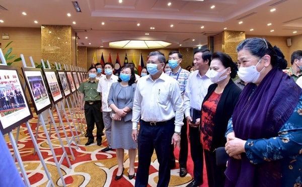 Chủ tịch Quốc hội Nguyễn Thị Kim Ngân, Phó Chủ tịch Thường trực Quốc hội Tòng Thị Phóng kiểm tra gian trưng bày ảnh các hoạt động của AIPA