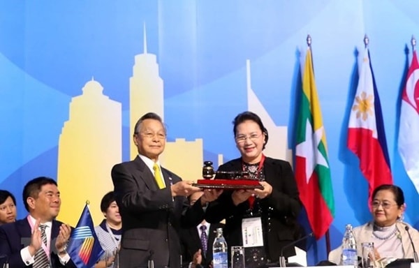 Chủ tịch Quốc hội Nguyễn Thị Kim Ngân nhận búa đảm nhận chức Chủ tịch AIPA 41 từ Thái Lan