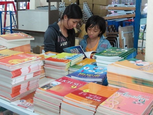 Giá sách giáo khoa ngày càng tăng cao khiến phụ huynh thêm gánh nặng. Ảnh: TL.