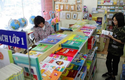Bộ GD&ĐT chỉ đạo tuyệt đối không được ép buộc học sinh phải mua tài liệu tham khảo. Ảnh: TL.