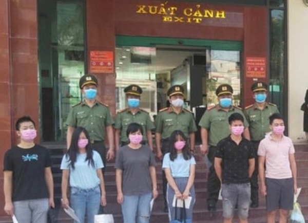 Nhóm 6 người Trung Quốc bị trục xuất về nước